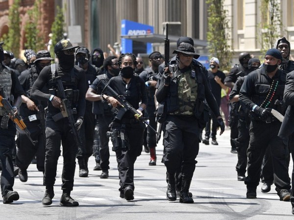 Manifestantes fazem protesto armado pela morte de Breonna&nbsp;Taylor