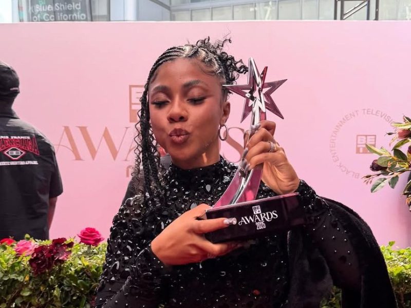 Ajuliacosta vence prêmio de artista revelação internacional no BET Awards 2025 