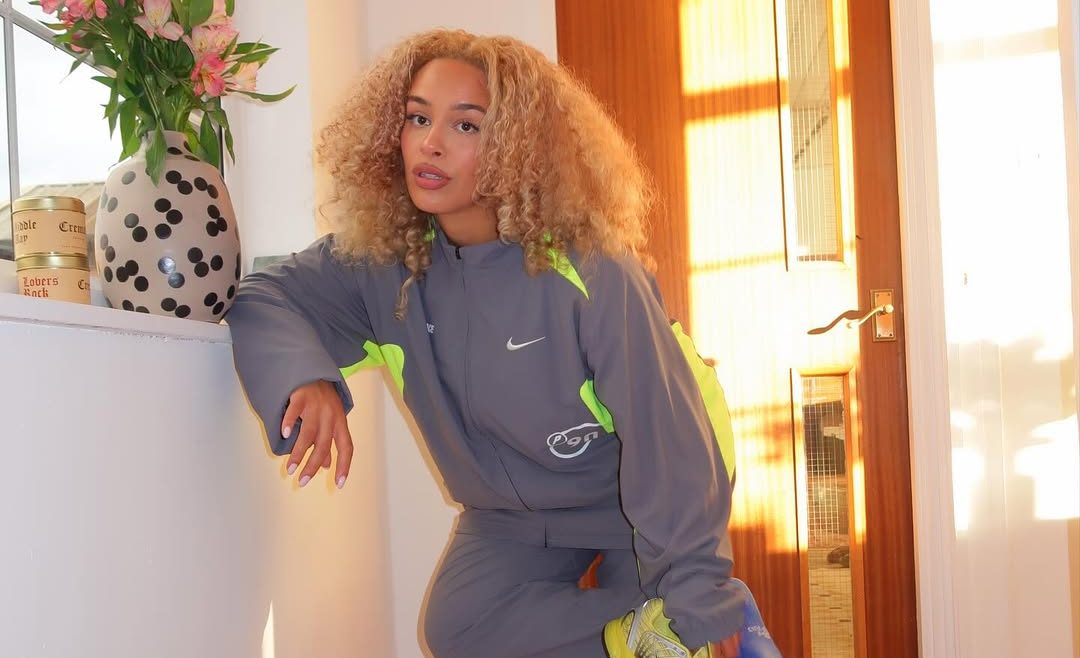 Jorja Smith brilha em nova colab da Palace com a Nike Total 90