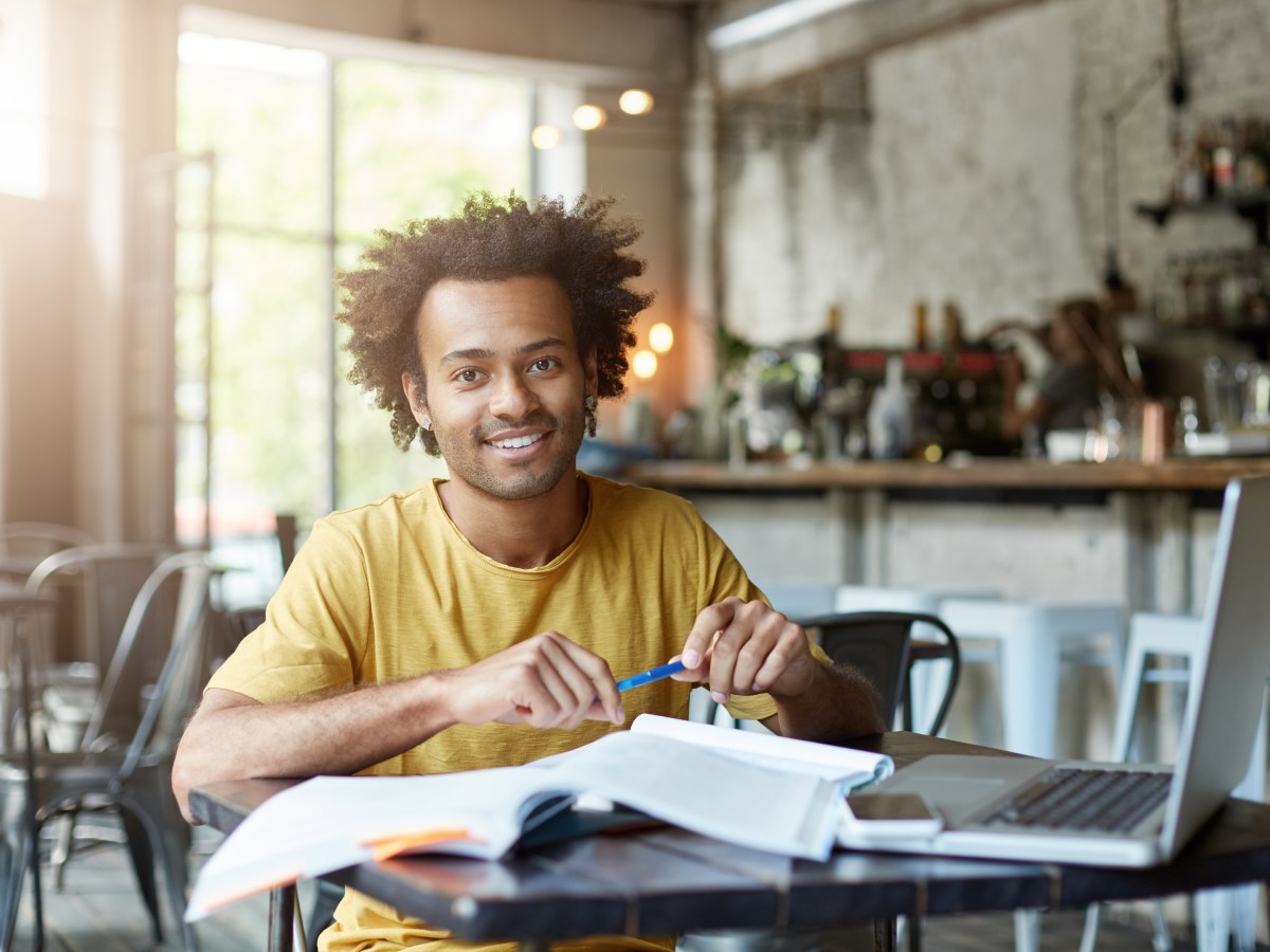 MOVER oferece 5 mil bolsas de idiomas para pessoas&nbsp;negras