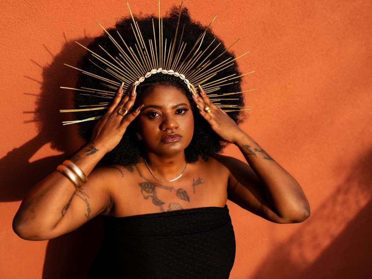 Polly Magalhães ilumina a cena com o lançamento do clipe “Ouro pras&nbsp;Negas”