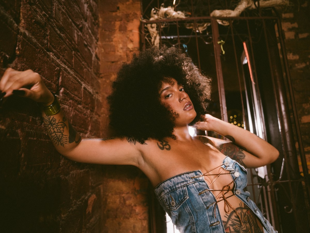 Tícia lança primeiro álbum autoral “Vai Bater&nbsp;Mais”