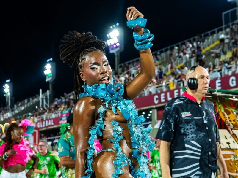 Musa da Mangueira desfila com look feito com mais de 200 garrafas pet e leva reflexão sobre poluição do Rio Amazonas para&nbsp;Avenida