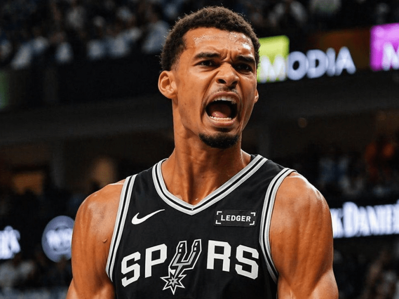 Victor Wembanyama é eleito Defensor do Ano da NBA e faz história com votação&nbsp;unânime