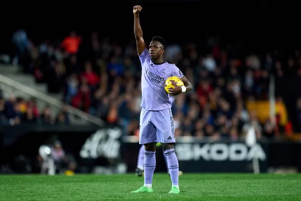 vinicius-jr-comemaora-apos-marcar-para-o-real-madrid-contra-o-valencia-1709413652328_v2_450x450