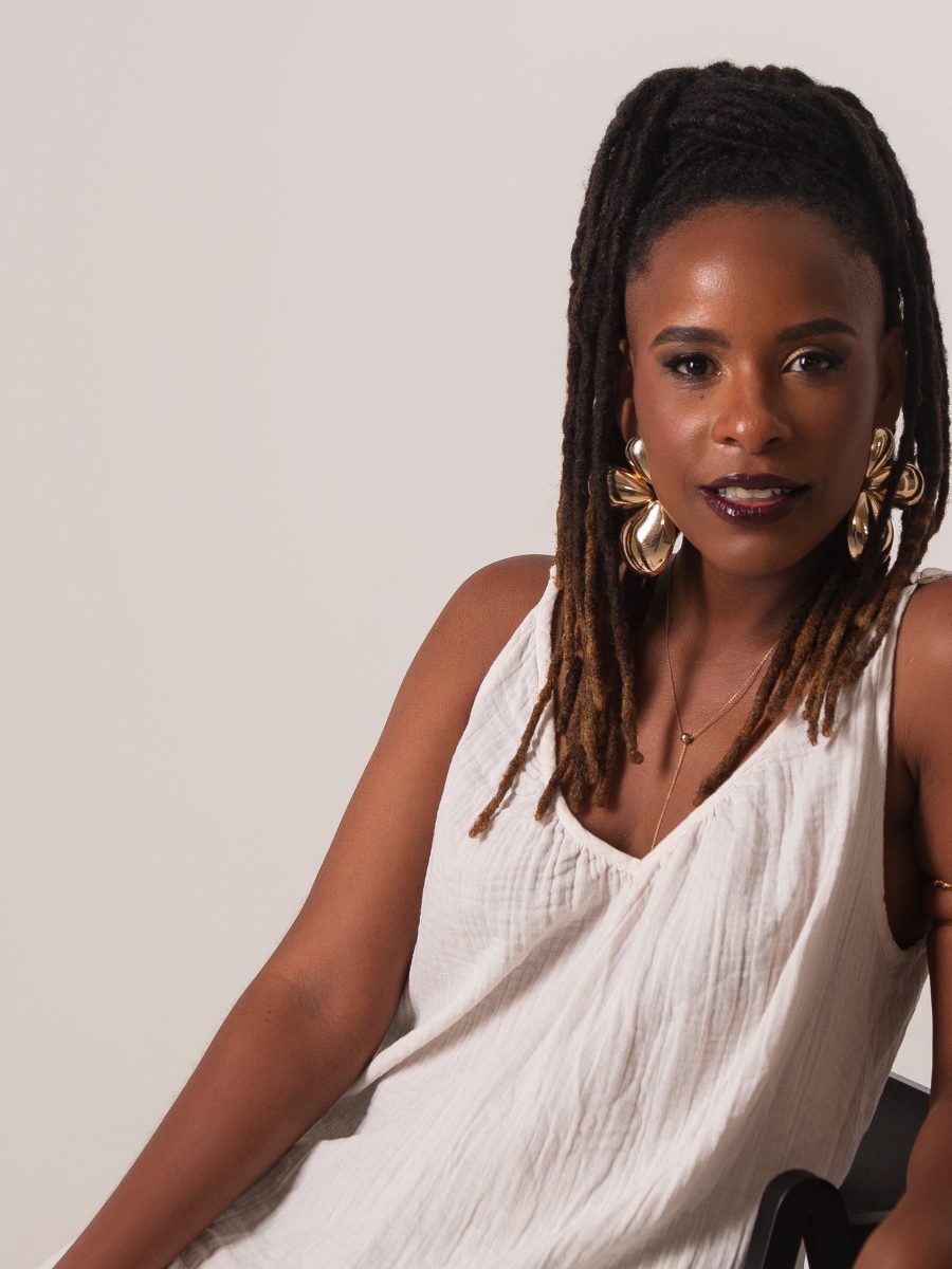 Monique Evelle lança o podcast “Em Voz Alta” e fala sobre não ser a favorita: “eu precisava ser dez vezes&nbsp;melhor”