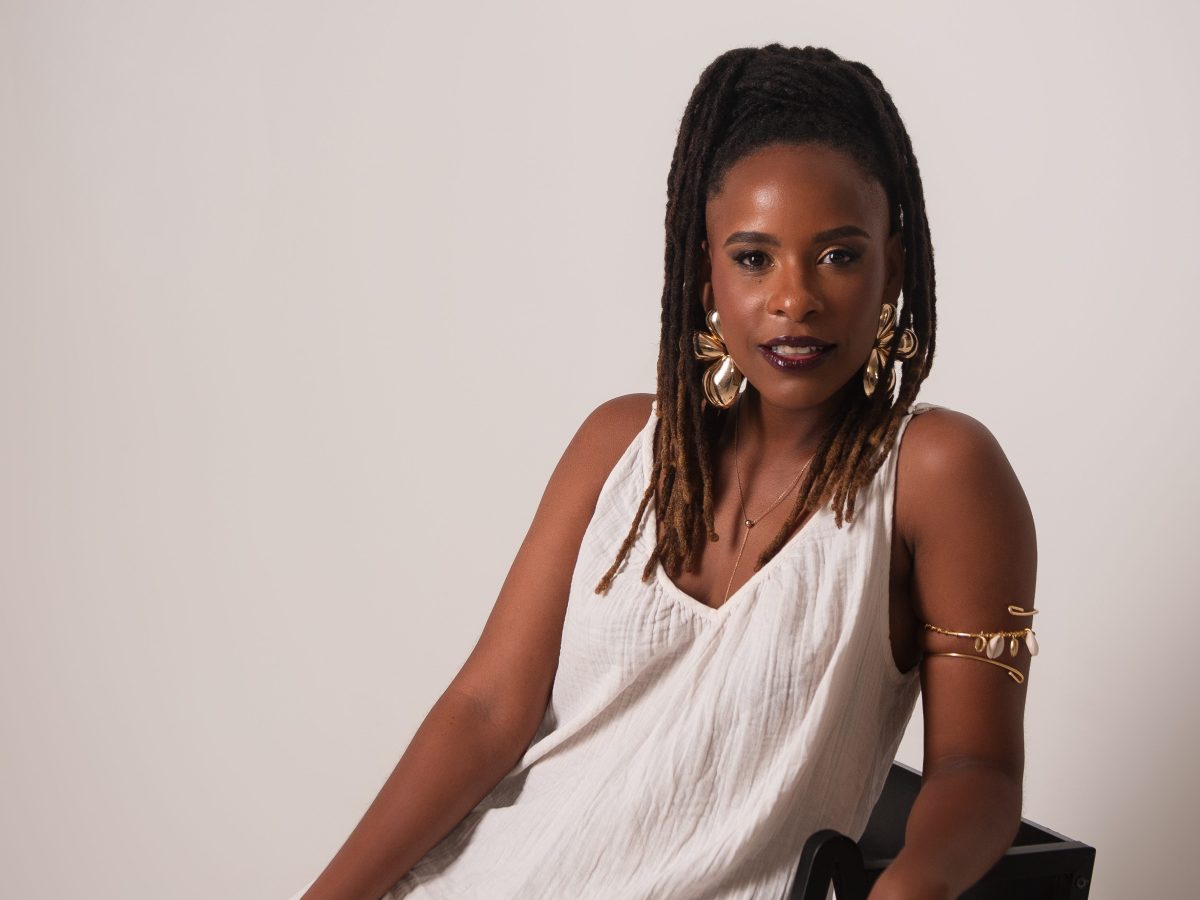 Monique Evelle lança o podcast “Em Voz Alta” e fala sobre não ser a favorita: “eu precisava ser dez vezes&nbsp;melhor”