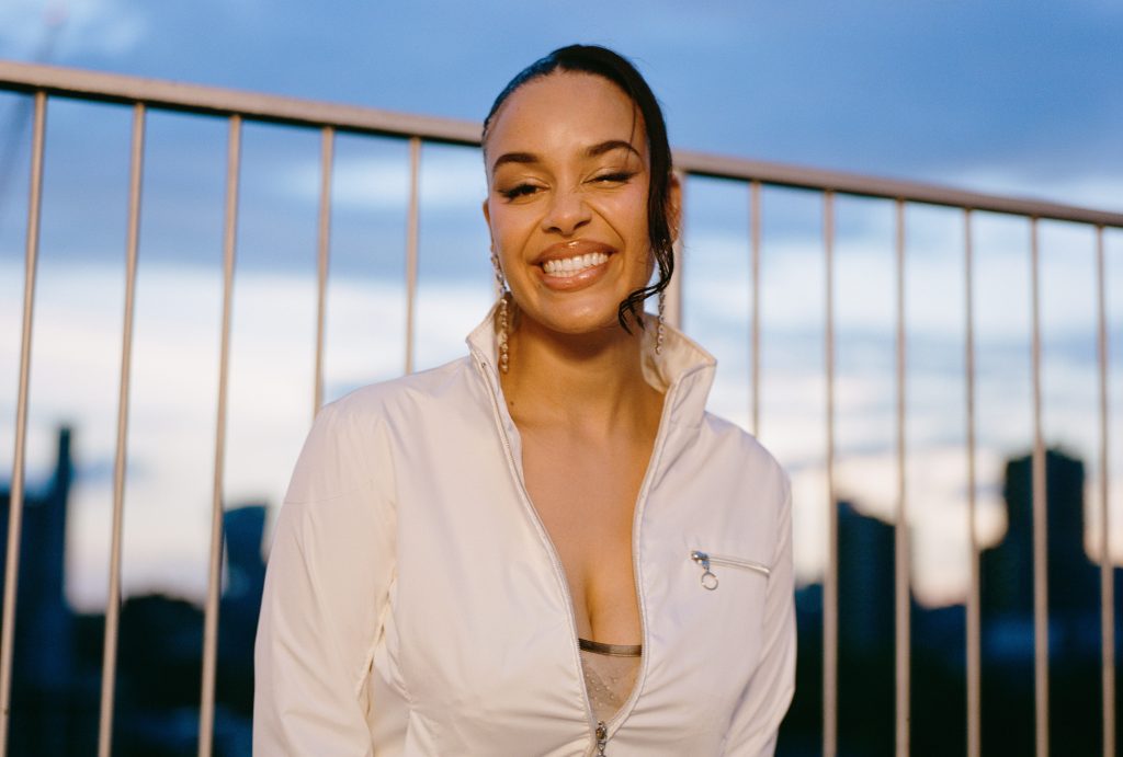 Jorja Smith retorna com o single “What’s Done Is Done” – Cultura Preta